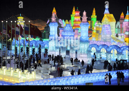 Les visiteurs passent devant les sculptures de glace à la 15e Harbin Ice and Snow World in Harbin City, au nord-est de la province chinoise, le 29 décembre 2013. E Banque D'Images