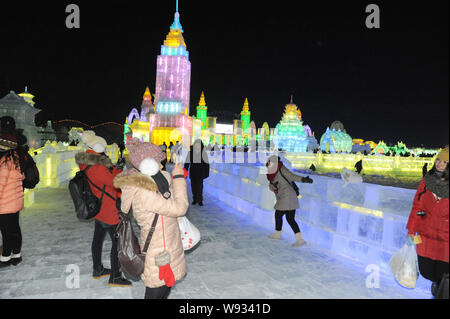 Les visiteurs de prendre des photos de sculptures sur glace à la 15e Harbin Ice and Snow World in Harbin City, au nord-est de la province chinoise, le 29 décembre 2013. Banque D'Images