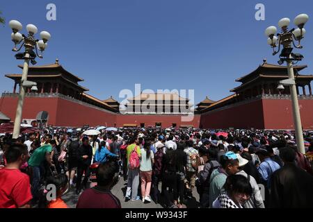 --FILE--touristes foule la Cité interdite lors de la fête de mai à Beijing, Chine, 30 avril 2013. Beijings Musée du Palais, également connu sous le nom de Banque D'Images