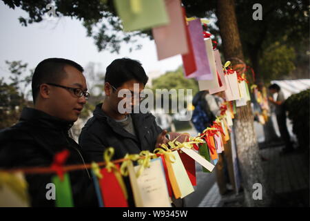 Les étudiants masculins découvrez les souhaits de leurs camarades de sexe féminin au campus Road de l'Université de Tongji en avant de la Journée internationale des femmes dans Banque D'Images