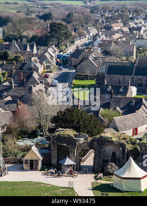 Château de Corfe, England, UK - 27 mars 2019 : une paire de double-pont Breezer local bus passent sur l'A351 dans la rue East village Corfe Castle dans le Dorset. Banque D'Images