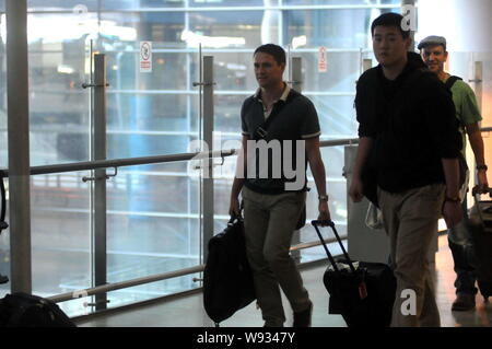 La star du football anglais Michael Owen, à gauche, est vu à l'Aéroport International de Shanghai Hongqiao de Shanghai, Chine, 18 novembre 2013. Banque D'Images