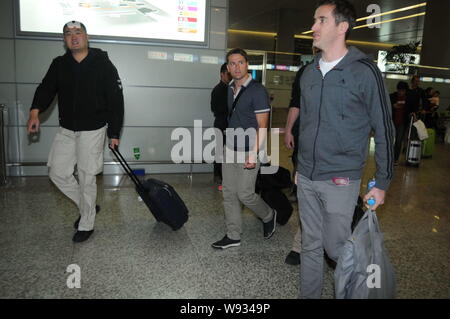 La star du football anglais Michael Owen, centre, est considéré à l'Aéroport International de Shanghai Hongqiao de Shanghai, Chine, 18 novembre 2013. Banque D'Images