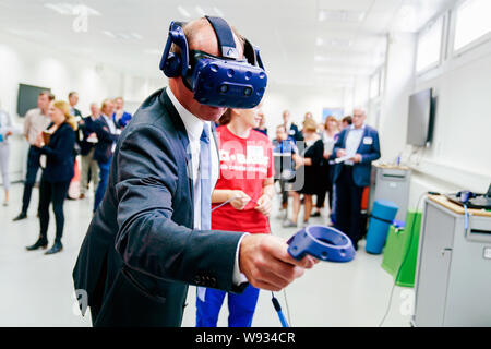 Ludwigshafen, Allemagne. Août 12, 2019. Martin Brudermüller, président du conseil d'administration de BASF, est d'essayer les fonctionnalités de lunettes de réalité virtuelle avec un stagiaire à BASF. Credit : Uwe Anspach/dpa/Alamy Live News Banque D'Images