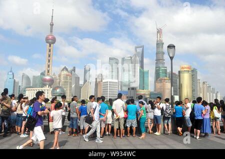 --FILE--touristes visitent la promenade du Bund à l'encontre de l'horizon de la financier de Lujiazui avec l'Oriental Pearl TV Tower, plus haut, la Banque D'Images