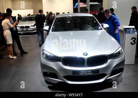 --FILE--un visiteur regarde une voiture de BMW lors de la 15ème Exposition de l'industrie internationale de l'Automobile de Shanghai, connue sous le nom de Auto China 2014, à Shanghai, Banque D'Images