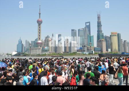 --FILE--affaires et touristes chinois visite la promenade du Bund à l'encontre de l'horizon de la financier de Lujiazui avec l'Oriental Pearl TV Banque D'Images