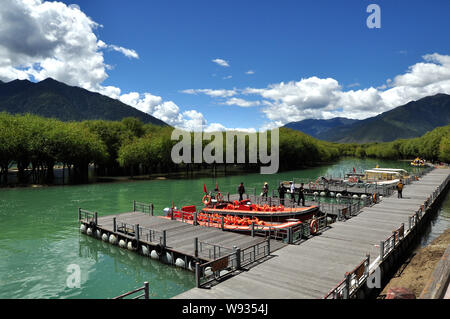 --FILE--un quai est vu sur le fleuve Yarlung Zangbo (également connu sous le nom de Brahmapoutre) dans la région de Nyingchi, west Chines dans la région autonome du Tibet, 26 Septembre 2 Banque D'Images