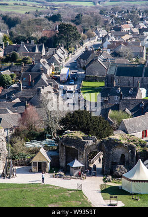 Château de Corfe, England, UK - 27 mars 2019 : Camion camions passent sur l'étroite rue de l'A351 à Corfe Castle village de Dorset. Banque D'Images