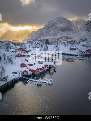 Maisons rouges et de belles montagnes en Norvège Banque D'Images