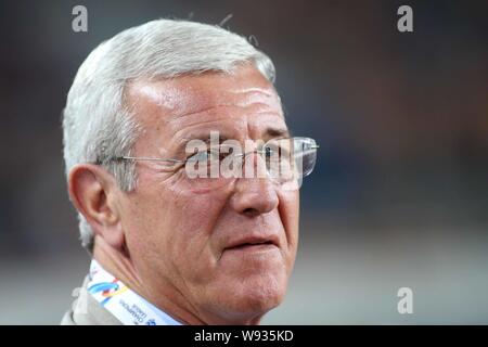 L'entraîneur Marcello Lippi de Chines Guangzhou Evergrande surveille ses joueurs contre Trent Sainsbury de Australias Central Coast Mariners dans Banque D'Images