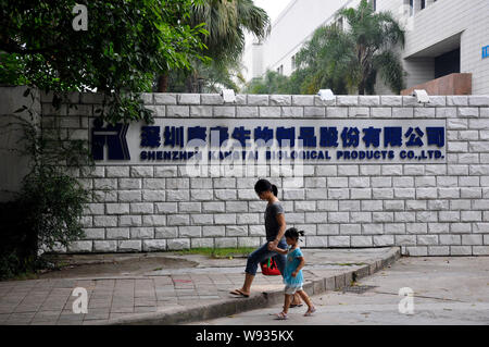 --FILE--piétons à pied passé biologique Kangtai Shenzhen Co., Ltd., également connu comme BioKangtai, dans la ville de Shenzhen, Guangdong, Chine du sud provi Banque D'Images