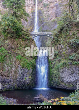 Comté de Multnomah, Oregon, USA - 12 octobre 2015 : Vue de la cascade centrale dans Multnomah Falls, et le pont qui traverse en face de l'waterf Banque D'Images