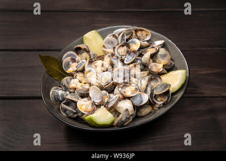 Les coques cuit prêt à manger. Fruits de mer bouillis de l'Océan Atlantique Galice Espagne. Close up Banque D'Images