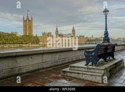 Westminster, London, Royaume-Uni - Octobre 17, 2016 : Avis de Big Ben et des chambres du Parlement à partir de la rive opposée de l'Tamesis, avec un banc un Banque D'Images