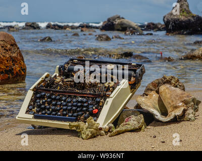 L'île de Bastimentos, Bocas del Toro, PANAMA - Mars 22, 2017 : Old typewriter échoué sur le rivage d'une plage paradisiaque Banque D'Images