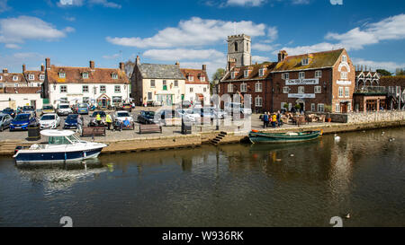 Wareham, England, UK - 27 mars 2019 : les gens marchent le long des quais de la rivière Frome à côté de l'ancienne maisons et bâtiments de Wareham dans Banque D'Images