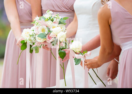 Des fleurs de mariage tenue par la mariée et demoiselles d'honneur. Banque D'Images