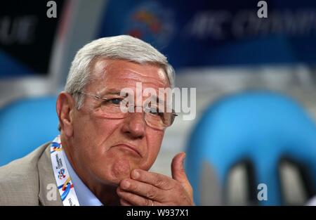 L'entraîneur Marcello Lippi de Chines Guangzhou Evergrande surveille ses joueurs contre Trent Sainsbury de Australias Central Coast Mariners dans Banque D'Images