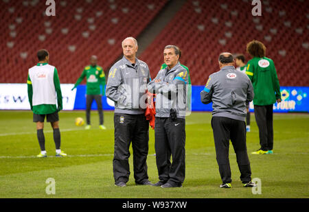 L'entraîneur Luiz Felipe Scolari, avant gauche, et ses coéquipiers du Brésil prendre part à une séance de formation pour un match de football amical contre la Zambie à Banque D'Images