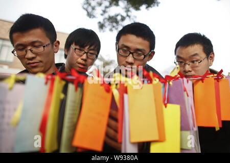 Les étudiants masculins découvrez les souhaits de leurs camarades de sexe féminin au campus Road de l'Université de Tongji en avant de la Journée internationale des femmes dans Banque D'Images