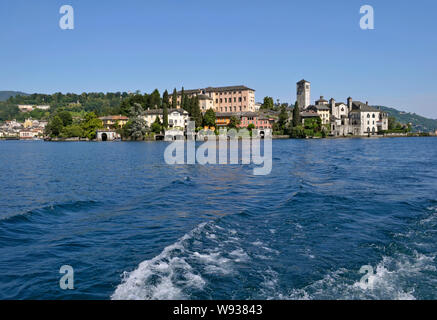 Une vue de l'île de San Giulio, le bateau , Lac Orta, Piémont, Italie Banque D'Images