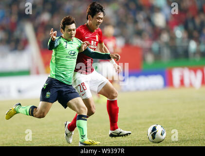 Kim Young-gwon de Guangzhou Evergrande Chines, droite, défis Seo Sang-min de Jeonbuk Hyundai Motors Corée du Sud au cours de leur match du groupe F de la Banque D'Images