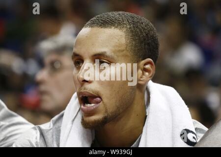 Stephen Curry de Golden State Warriors réagit au cours d'un match pré-saison NBA 2013-2014 entre les Lakers de Los Angeles et les Golden State Warriors à Shanghai, Banque D'Images