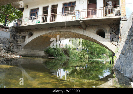 Une maison à deux étages construite sur un pont au-dessus d'un ruisseau fonctionnement à Shengzhou ville, province de Zhejiang, Chine de l'est vendredi 26 septembre 2013. Une maison à deux étages Banque D'Images