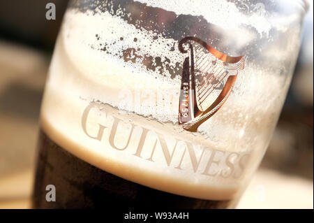 Logo sur verre pinte de Guinness Banque D'Images