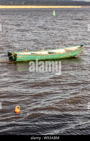 En bois vert bateau amarré sur le Firth of Tay près de Newburgh Fife. L'Ecosse Banque D'Images