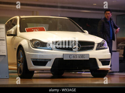 --FILE--une voiture acheteur chinois ressemble à une Mercedes-Benz C63 AMG chez un concessionnaire à Shanghai, Chine, le 20 mars 2013. Les ventes de voitures de passagers mensuels chines je Banque D'Images