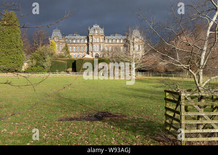 Bowes Museum un grand bâtiment de style français avec des jardins paysagers, Barnard Castle une ville de marché, de Teesdale County Durham, Angleterre Banque D'Images