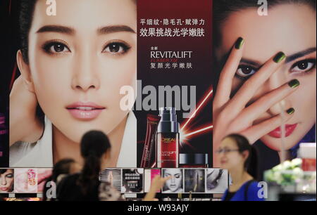 ---Fichier-clients chinois acheter LOreal et les produits de beauté à un centre commercial dans la ville de Nantong, Chine de l'est de la province de Jiangsu, 5 octobre 2012. Banque D'Images