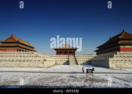 Avis de (de gauche) le hall de l'harmonie préservée, le hall du centre de l'harmonie et la salle de l'harmonie suprême dans la Cité interdite à Pékin, Chine Banque D'Images