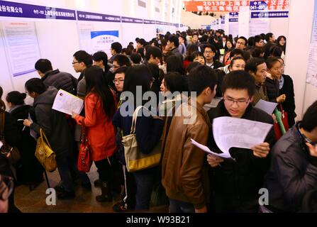 Recherche d'emploi chinois foule cale à un salon de l'emploi à Shanghai, Chine, 23 mars 2013. L'économie chinoise devrait croître de 8,5 pour cent en 2013 et plus de 20 Banque D'Images