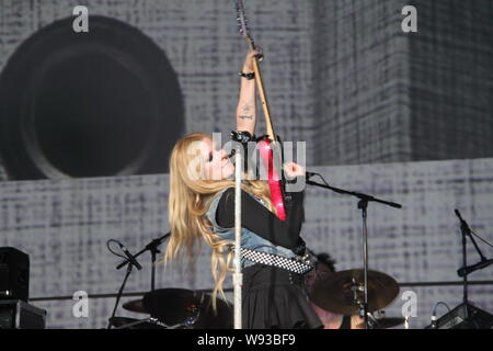 La chanteuse canadienne Avril Lavigne effectue pendant son concert à Guangzhou, Chine du sud-est de la province du Guangdong, 3 août 2013. Banque D'Images