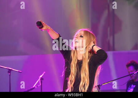 La chanteuse canadienne Avril Lavigne effectue pendant son concert à Guangzhou, Chine du sud-est de la province du Guangdong, 3 août 2013. Banque D'Images
