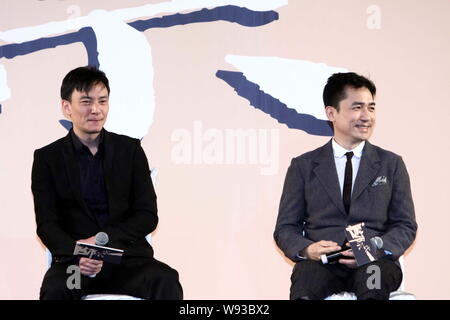 Acteur taiwanais Zhang Zhen (à gauche) et Hong Kong l'acteur Tony Leung assister à l'avant-première de leur dernier film, Le Grand Maître, à Beijing, Chine, 6 Janu Banque D'Images
