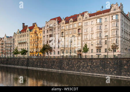 Vue de bâtiments de crépuscule sur Masarykovo nábřeží remblai sur la Vltava à Prague, République tchèque. Banque D'Images