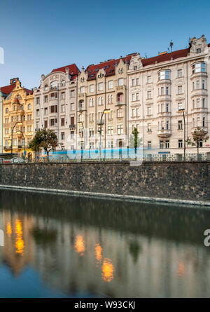 Vue de bâtiments de crépuscule sur Masarykovo nábřeží remblai sur la Vltava à Prague, République tchèque. Banque D'Images