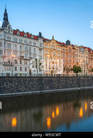 Vue de bâtiments de crépuscule sur Masarykovo nábřeží remblai sur la Vltava à Prague, République tchèque. Banque D'Images