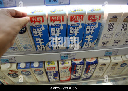 --FILE--qu'un client achète une boîte de lait pur de Bright Dairy, une filiale d'alimentation lumineux (Group) Co., Ltd., à un supermarché de Nantong, Chine orientale Ji Banque D'Images