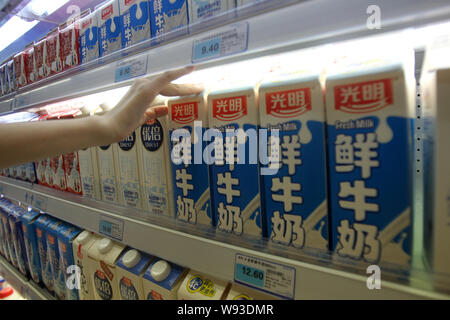 --FILE--qu'un client achète des cartons de lait pur de Bright Dairy, une filiale d'alimentation lumineux (Group) Co., Ltd., à un supermarché de Nantong, Chine de l'Est Banque D'Images