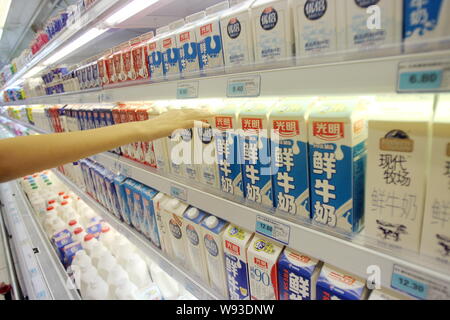 --FILE--qu'un client achète des cartons de lait pur de Bright Dairy, une filiale d'alimentation lumineux (Group) Co., Ltd., à un supermarché de Nantong, Chine de l'Est Banque D'Images