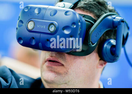 Ludwigshafen, Allemagne. Août 12, 2019. Hubertus Heil, Ministre Fédéral du Travail et des affaires sociales, est d'essayer les fonctionnalités de lunettes de réalité virtuelle à l'entreprise chimique BASF. Le ministre du Travail est sur un voyage d'été. Credit : Uwe Anspach/dpa/Alamy Live News Banque D'Images