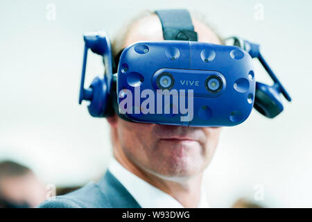 Ludwigshafen, Allemagne. Août 12, 2019. Martin Brudermüller, président du conseil d'administration de l'entreprise chimique BASF, essaie de la fonctionnalité de la réalité virtuelle lunettes à l'entreprise chimique BASF. Ministre de l'emploi Heil est sur un voyage d'été. Credit : Uwe Anspach/dpa/Alamy Live News Banque D'Images