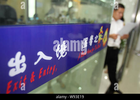 --FILE--un résident chinois locaux sort de l'Administration de détachement Exit-Entry Nantong Bureau de la sécurité publique à Beijing, à l'est Chines Jiang Banque D'Images