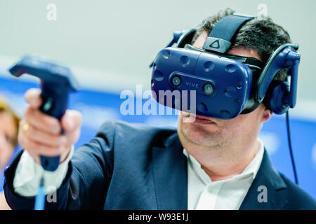 Ludwigshafen, Allemagne. Août 12, 2019. Hubertus Heil, Ministre Fédéral du Travail et des affaires sociales, essaie de la fonctionnalité des lunettes de réalité virtuelle lors de sa visite à l'entreprise chimique BASF. Le ministre du Travail est sur un voyage d'été. Credit : Uwe Anspach/dpa/Alamy Live News Banque D'Images
