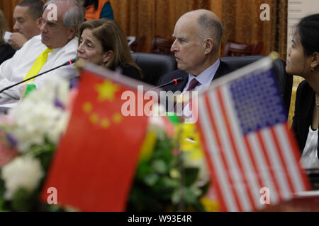 Le gouverneur de la Californie Jerry Brown, deuxième à droite, et son épouse Anne Brown, Centre, assister à une rencontre avec Wang Chuanfu, Président de BYD, comme ils visitent le Banque D'Images